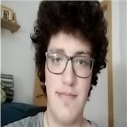 Estudiante de tercer año de universidad de sevilla, del grado de historia, con el objetivo de ser profesor algún día.